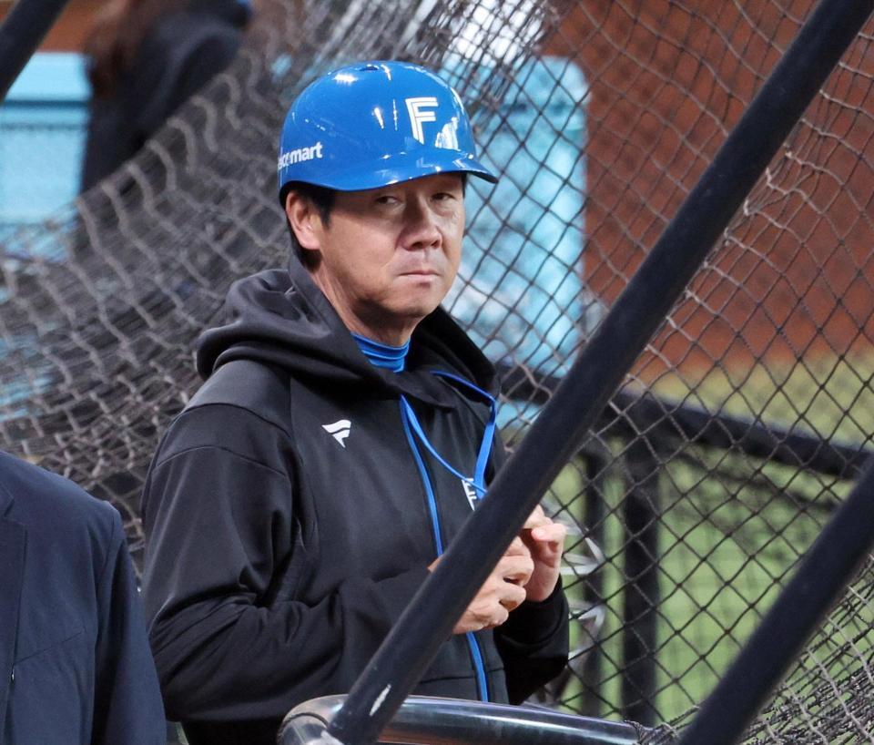 　試合前の練習を見る八木コーチ