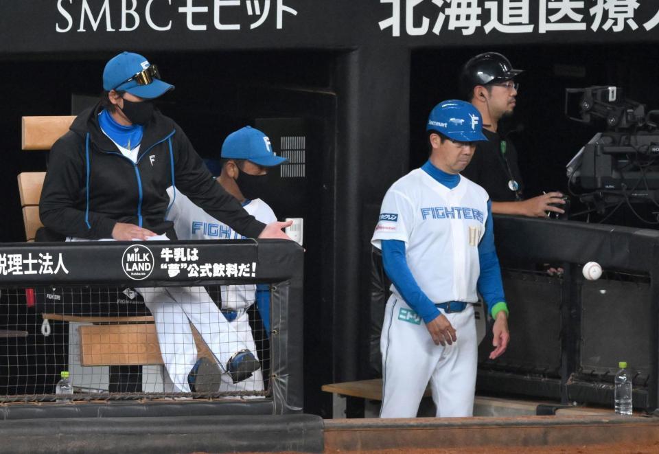 　１回、ベンチに飛びこんだ矢沢のファウルを見つめる（左から）新庄監督、林ヘッドコーチ、八木コーチ（撮影・伊藤笙子）