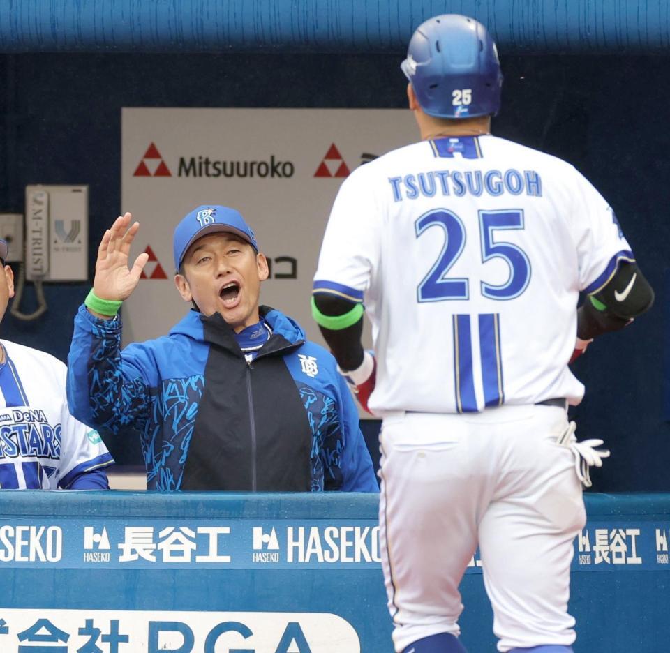 　２回、先制ソロを放った筒香（右）を祝福する三浦監督（撮影・西岡正）