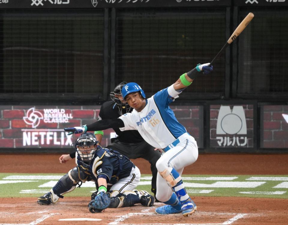 　２回、左前へ先制適時打を放つ万波（撮影・伊藤笙子）