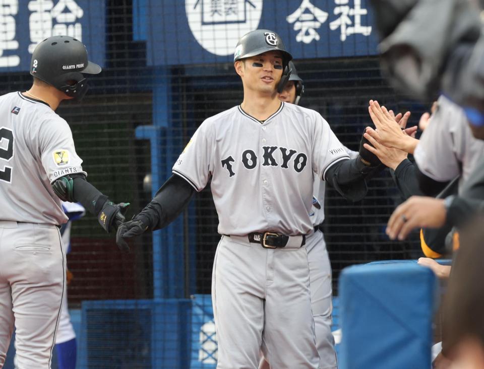 　４回、２ランを放ち、ナインとタッチを交わす若林（撮影・西岡正）