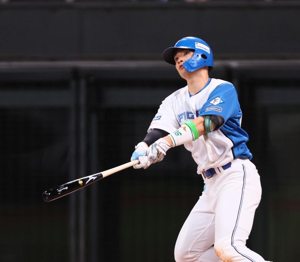 　４回、ソロを放つ郡司（撮影・中島達哉）