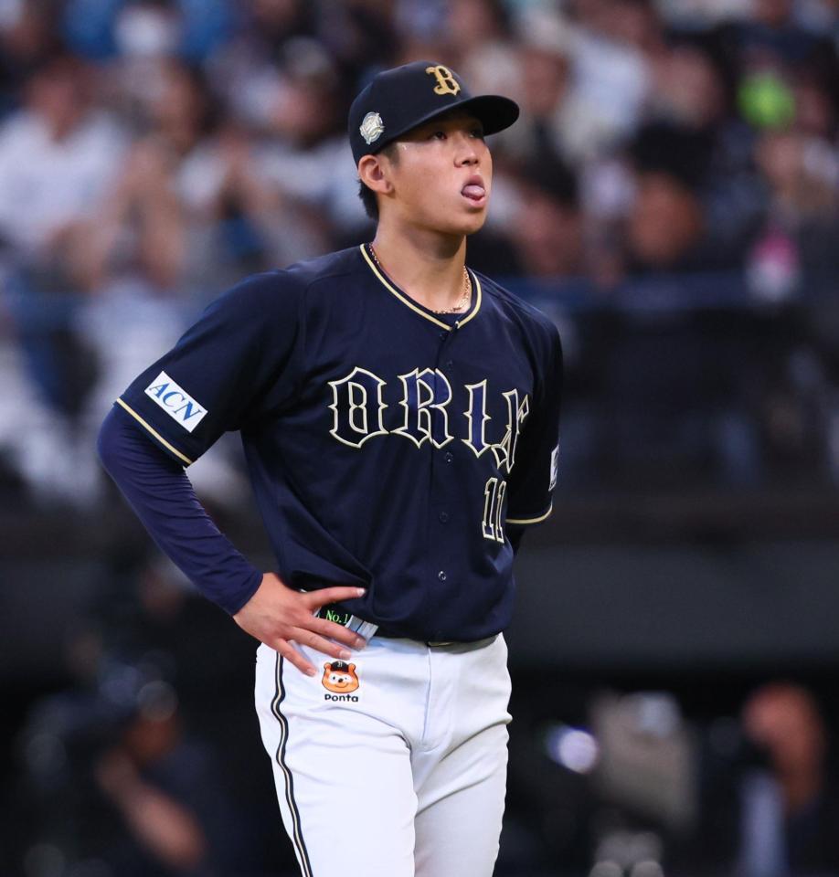 　４回、郡司にソロを浴び、舌を出す山下（撮影・中島達哉）