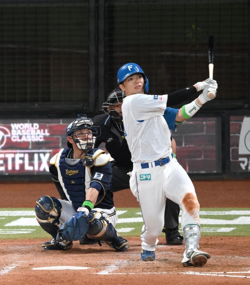 　４回、左越えソロを放つ郡司（撮影・伊藤笙子）