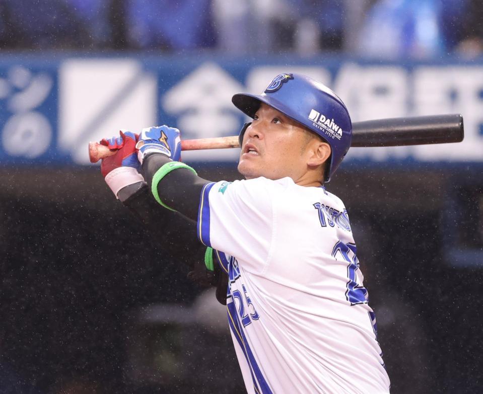 　６回、左越えソロを放つ筒香（撮影・西岡正）