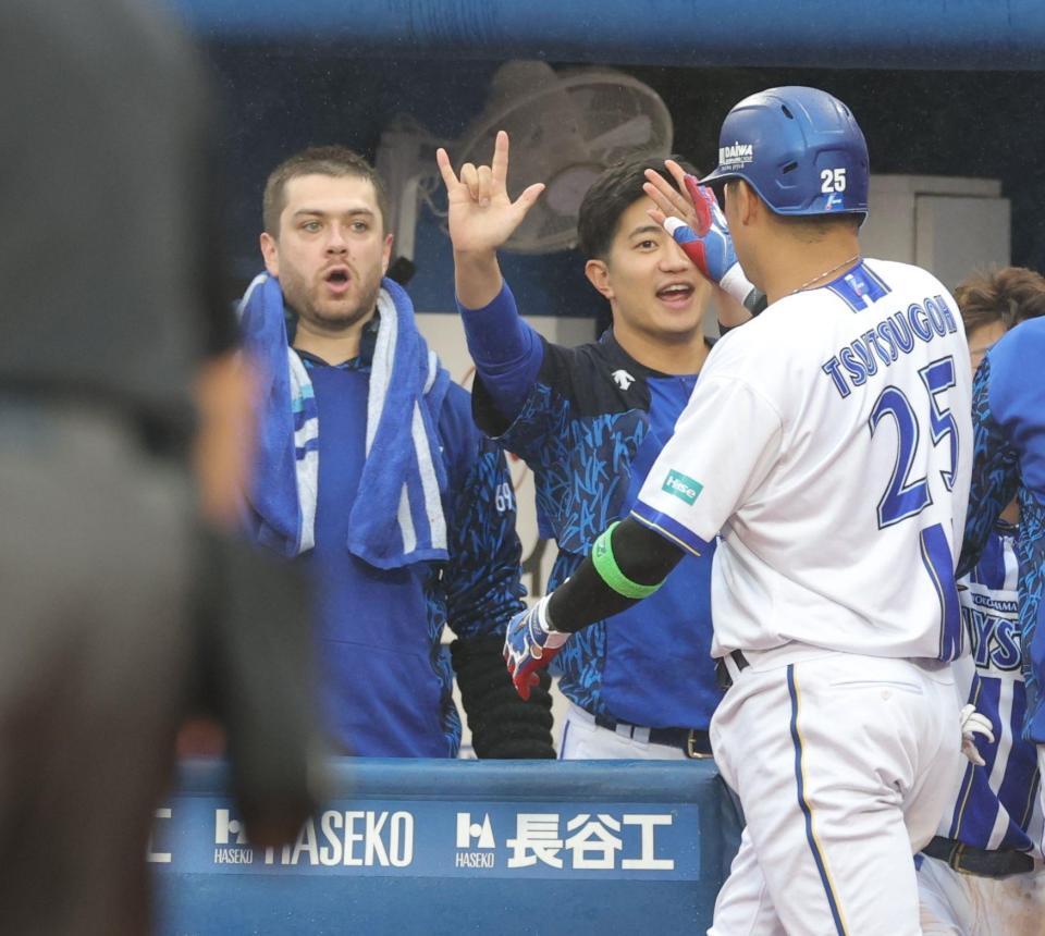 　６回、ソロを放った筒香（右）を迎えるケイ（撮影・西岡正）