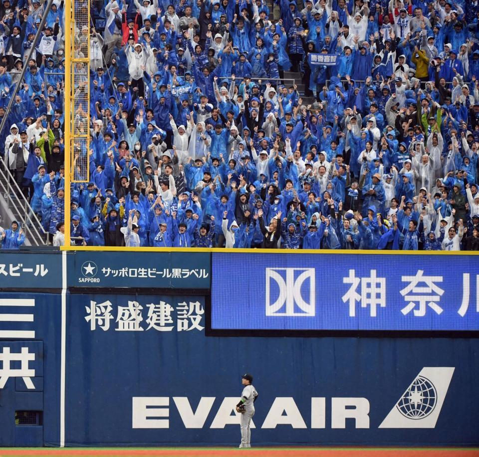 　６回、筒香の一打がレフトスタンドに飛び込み、歓喜するＤｅＮＡファン（撮影・佐藤厚）