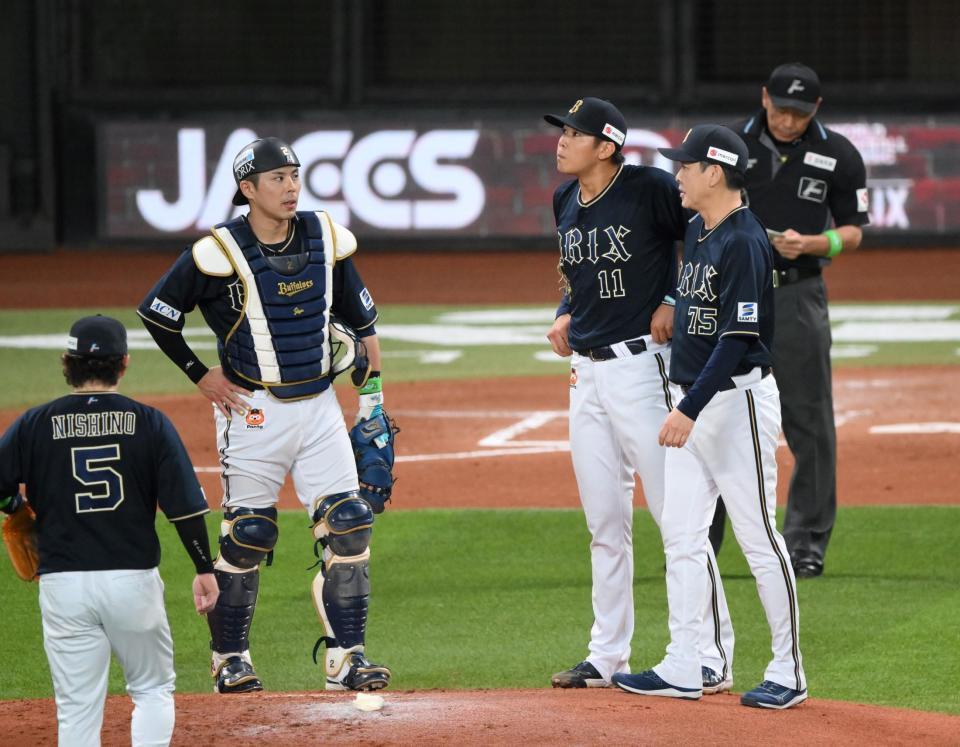 　２回、万波に先制打を浴びた山下（中央）＝撮影・伊藤笙子