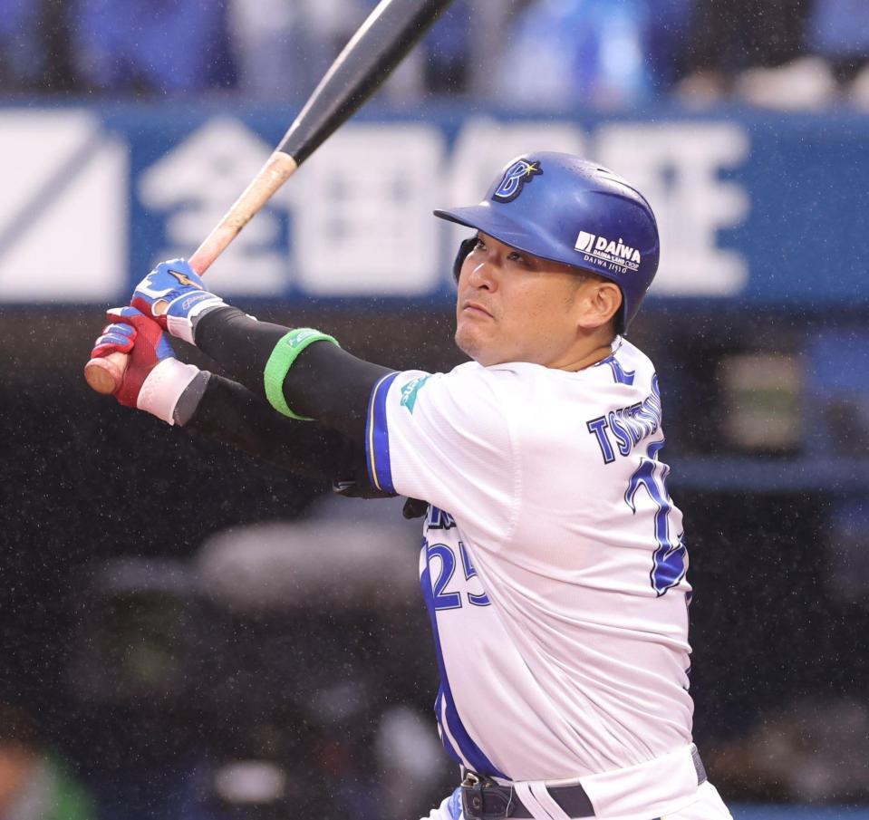 　６回、左越えソロを放つ筒香（撮影・西岡正）