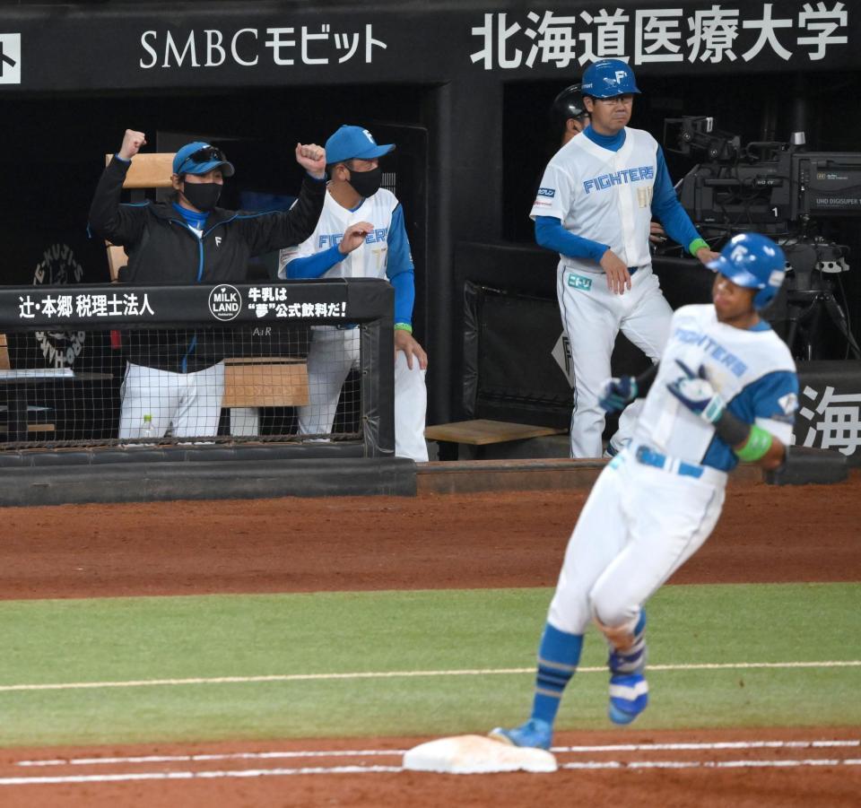 　２回、万波の先制適時打に喜ぶ新庄監督（左奥）＝撮影・伊藤笙子