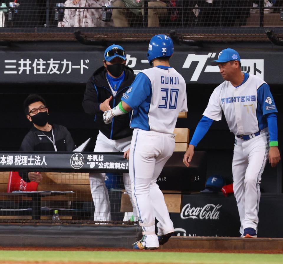 　４回、ソロを放った郡司（３０）を握手で迎える新庄監督（中央左）＝撮影・中島達哉