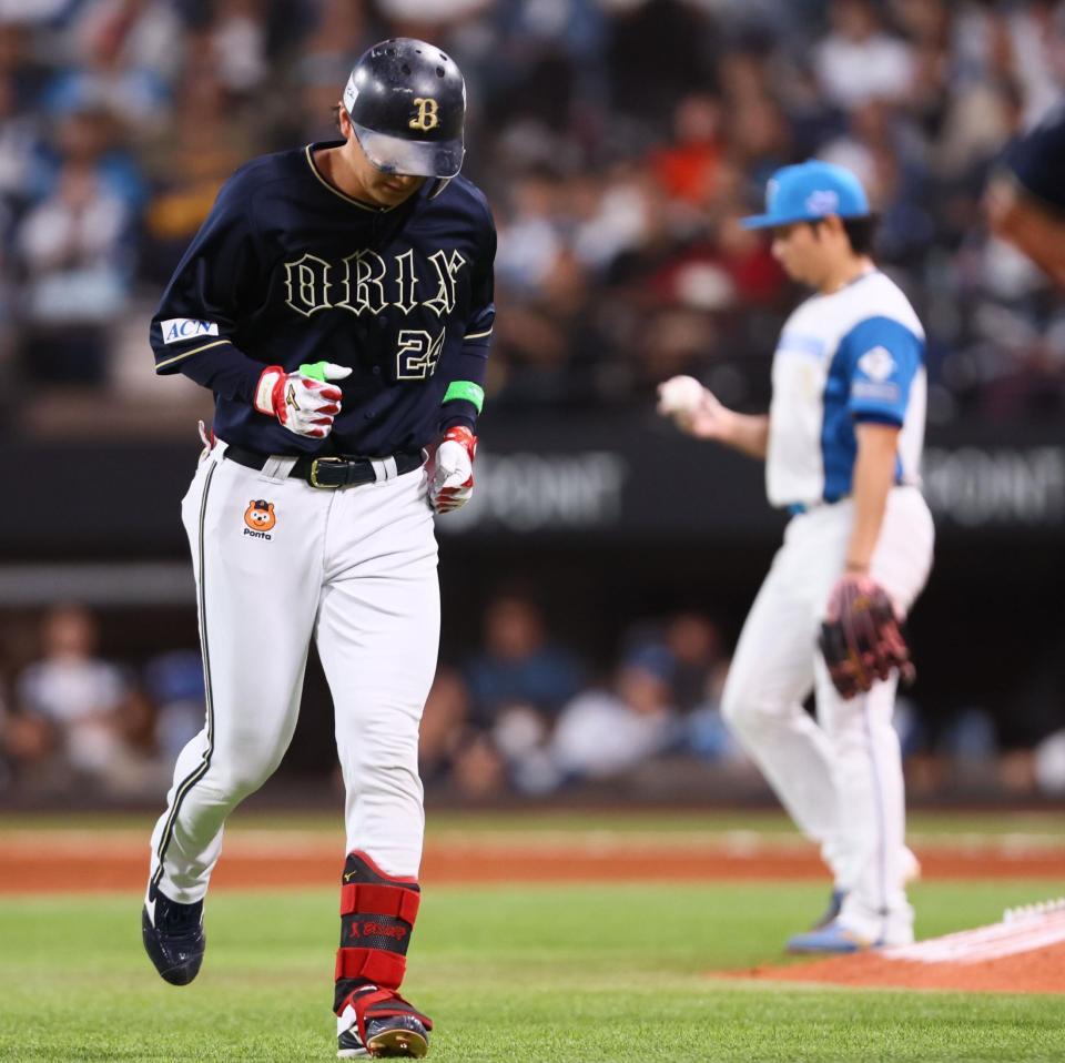 　５回、併殺打に打ち取られ、ベンチに戻る紅林（撮影・中島達哉）