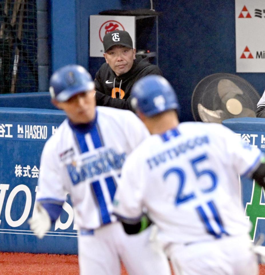 　６回、筒香（手前右）の本塁打に、厳しい表情の阿部監督