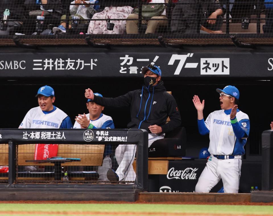 　オリックスに勝利し、渾身のガッツポーズをする新庄監督（中央）＝撮影・中島達哉