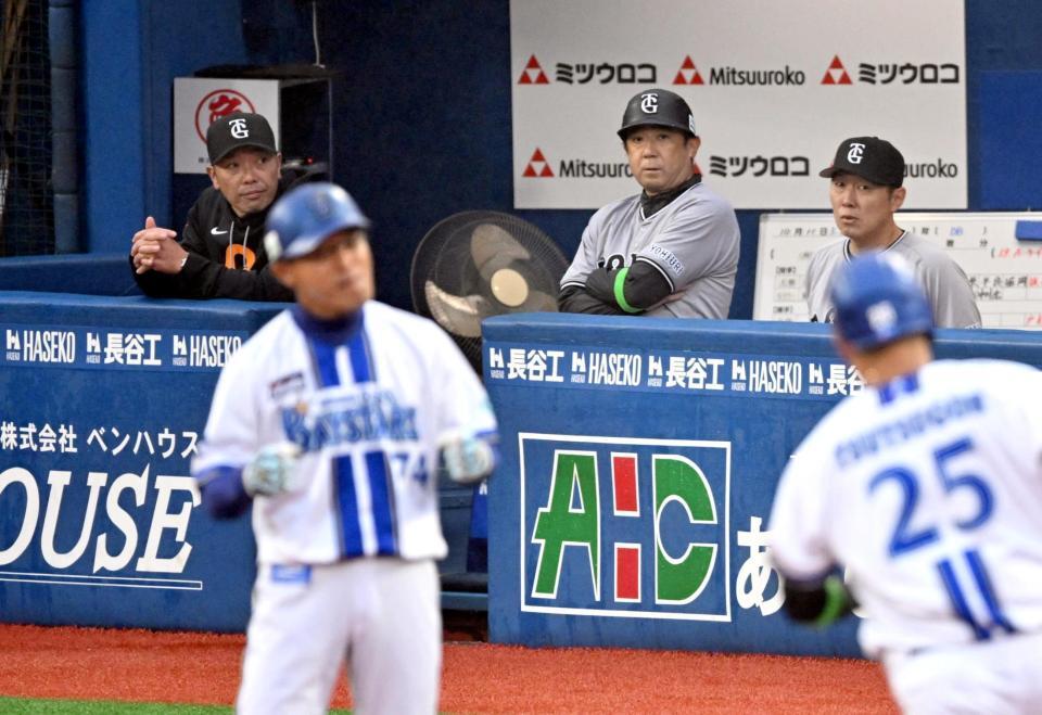 　６回、筒香（右手前）の本塁打に厳しい表情の阿部監督（左）