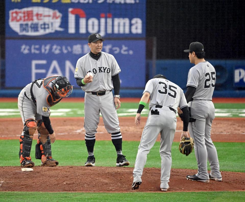 　７回、バルドナードの降板後、ナインと話す阿部監督（左から２人目）