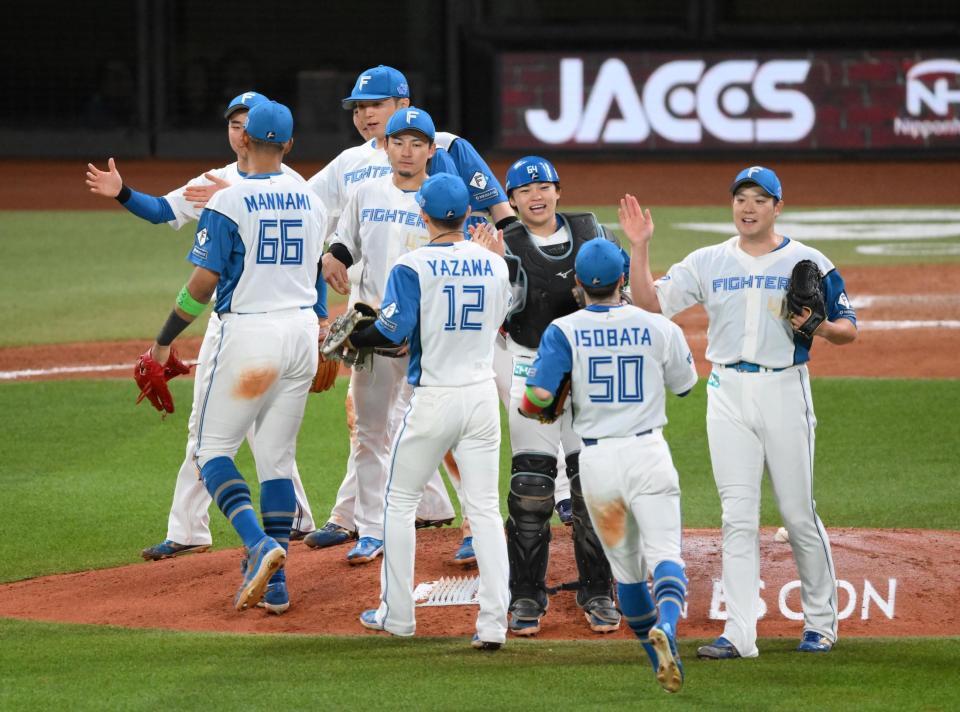 　初戦を制し、ファイナル進出へ王手をかけた日本ハムナイン（撮影・伊藤笙子）