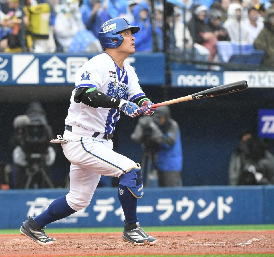 　２回、筒香は右越えに先制ソロを放つ（撮影・佐藤厚）