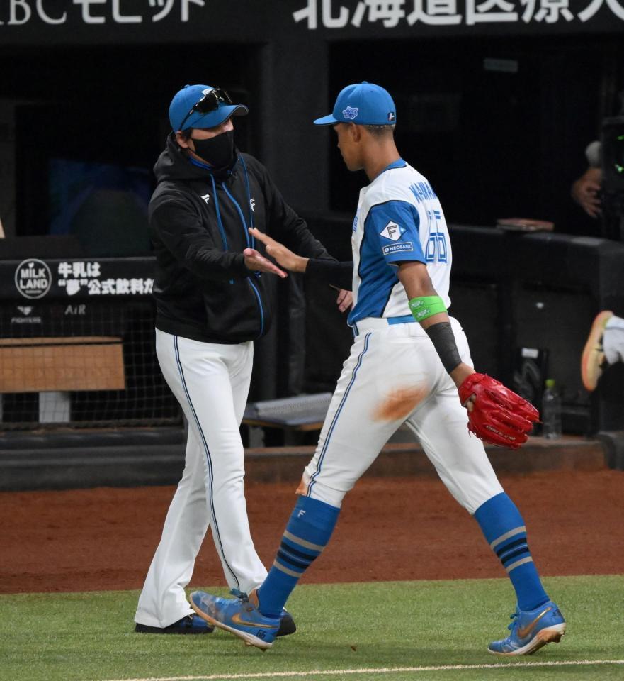 　初戦を制してファイナル進出へ王手をかけ、万波（右）を迎える新庄監督（撮影・伊藤笙子）