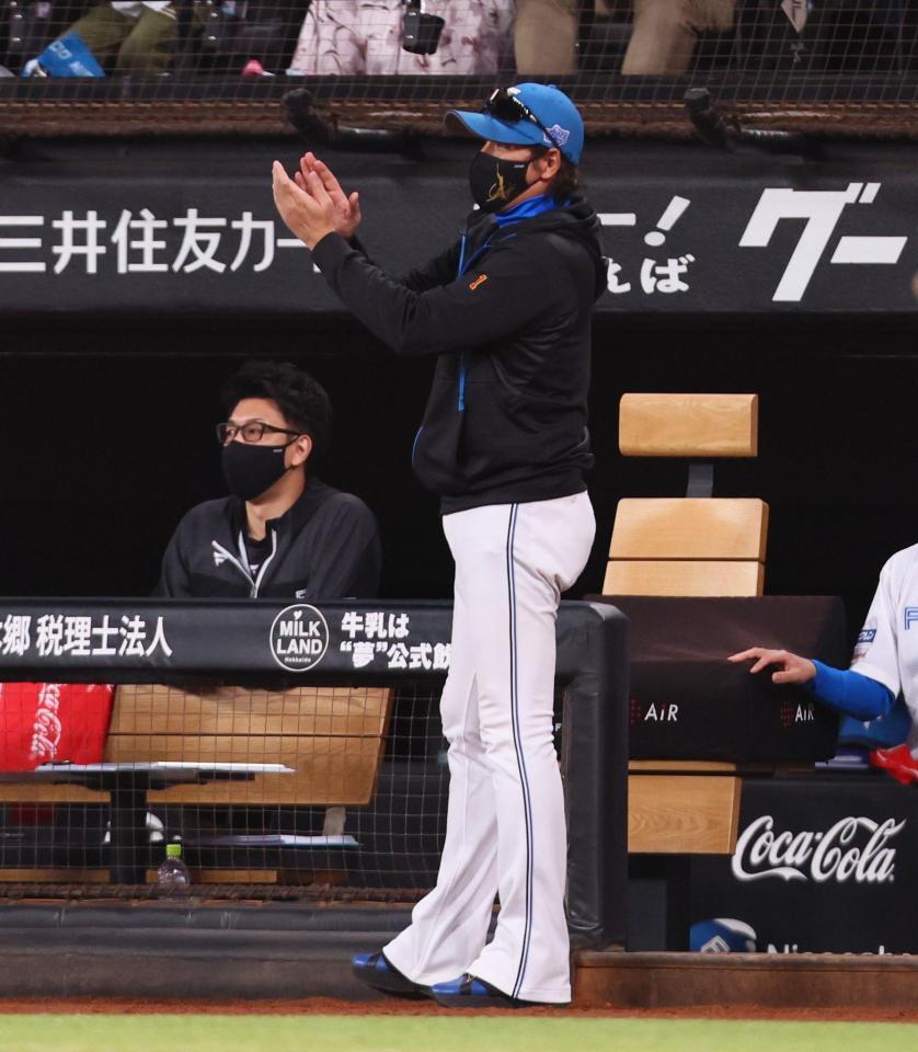 　８回、安打を放った松本剛に拍手を送る新庄監督（中央）＝撮影・中島達哉