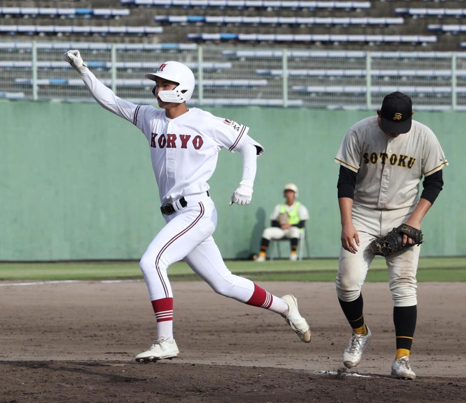 　９回、中越えのサヨナラタイムリーを放ち、拳を握る広陵・葉山正汰（撮影・市尻達拡）