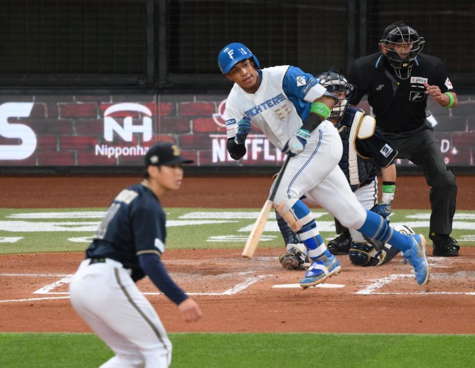 　２回、山下（手前）から左前へ先制適時打を放つ万波（撮影・伊藤笙子）