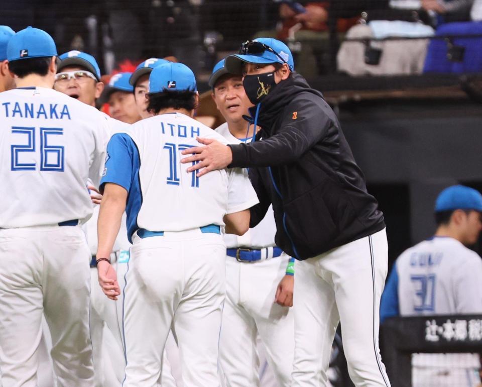 　伊藤（中央）らナインを迎える新庄監督（右）＝撮影・中島達哉