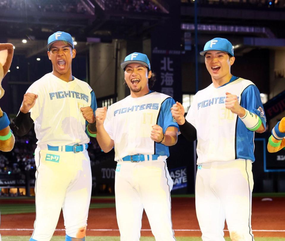 　雄たけびの表情で記念撮影に応じる（左から）万波、伊藤、郡司（撮影・中島達哉）