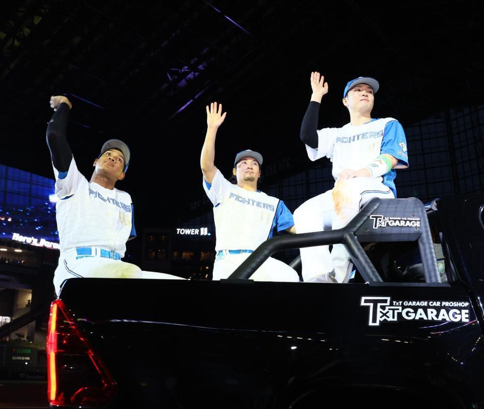 　スタンドのファンの歓声に応える（左から）万波、伊藤、郡司（撮影・中島達哉）