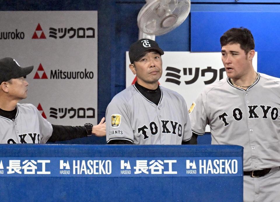 　９回、厳しい表情で試合を見つめる阿部監督（中央）