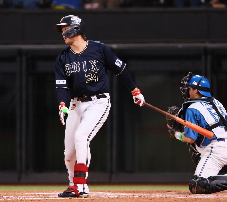 　８回、空振り三振を喫する紅林（撮影・中島達哉）