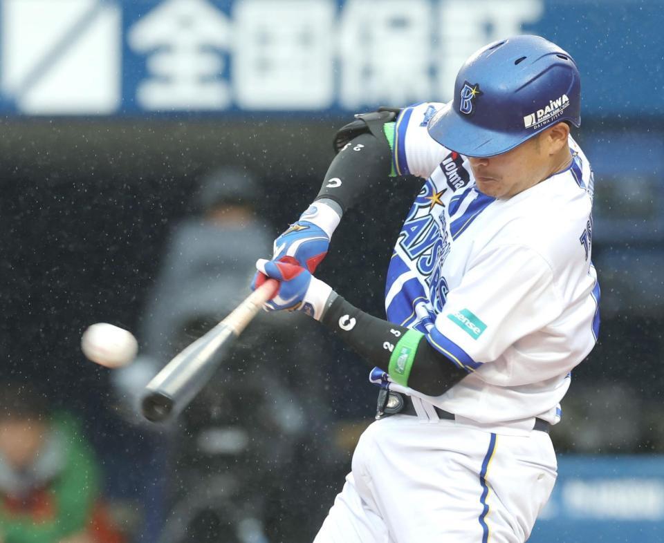 　３回、右前適時打を放つ筒香（撮影・西岡正）