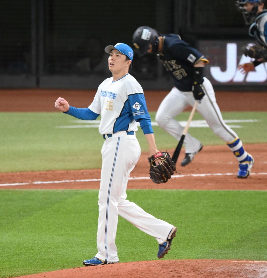 　８回、中川（奥）を二ゴロに打ち取る田中（撮影・伊藤笙子）