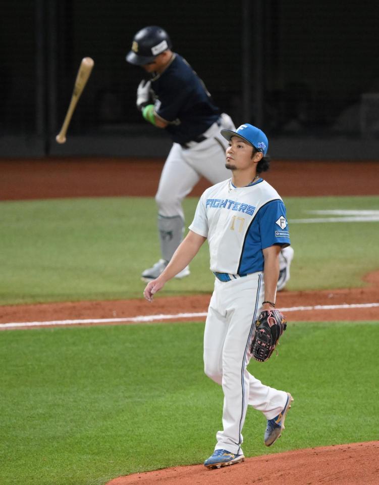 　６回、森（奥）を右飛に打ち取る伊藤（撮影・伊藤笙子）