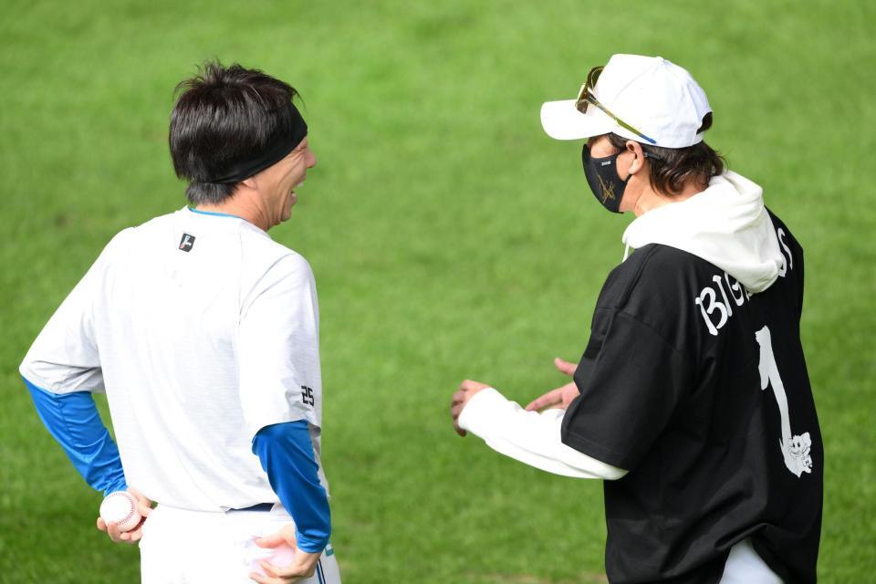 　試合前、宮西（左）と談笑する新庄監督（撮影・伊藤笙子）
