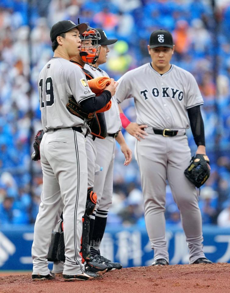 　３回、ピンチを迎えた山崎（左手前）のもとに集まる巨人ナイン