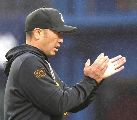 　８回、投手交代を告げた後、厳しい表情で手をたたく阿部監督（撮影・西岡正）