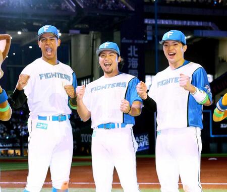 　お立ち台で雄たけびを上げる（左から）万波、伊藤、郡司（撮影・中島達哉）