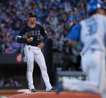 　４回、郡司（右）にソロを浴び、呆然と立ち尽くす山下（撮影・中島達哉）