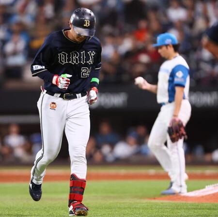 　５回、併殺打に打ち取られ、ベンチに戻る紅林（撮影・中島達哉）