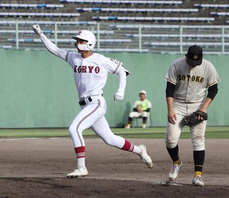 　９回、中越えのサヨナラタイムリーを放ち、拳を握る広陵・葉山正汰（撮影・市尻達拡）