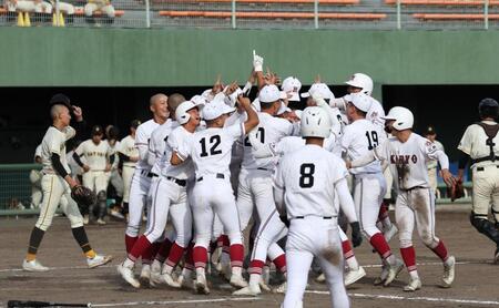 　２年ぶりの優勝を決め、歓喜の輪をつくる広陵ナイン（撮影・市尻達拡）