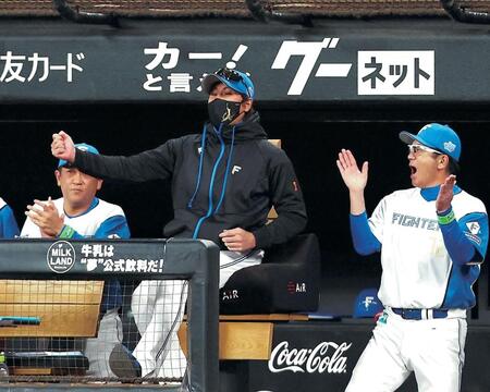 　勝利の瞬間、渾身のガッツポーズをする新庄監督（中央）＝１１日