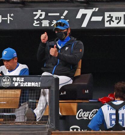 　８回、三者凡退に抑えた田中にサムズアップをする新庄監督（右）＝１１日