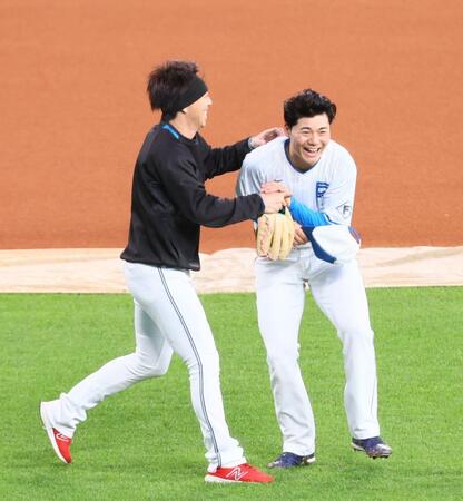 　試合前、宮西（左）とじゃれ合う清宮幸（撮影・中島達哉）