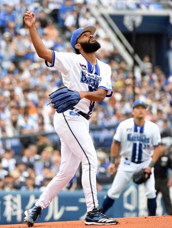 　１回、佐々木に先頭打者本塁打を打たれ、打球を見上げるジャクソン（撮影・佐藤厚）