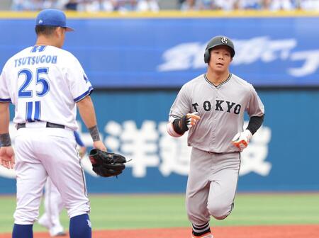 　１回、先制ソロを放ち、筒香（左）の横を本塁へ向かう佐々木（撮影・西岡正）