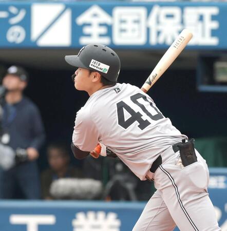 　１回、右中間に３ランを放つ中山（撮影・西岡正）