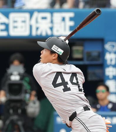 　１回、右越えに先制ソロを放つ佐々木（撮影・西岡正）