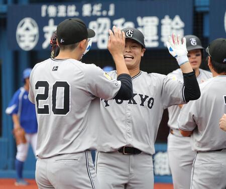 　１回、３ランを放ち、戸郷（左）とタッチを交わす中山（撮影・西岡正）